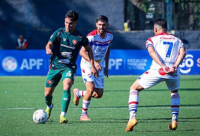Cristian Mercado, autor del primer gol del Atlético Tembetary, maniobra ante Dani Cáceres, ante la mirada de Gustavo Guerreño.