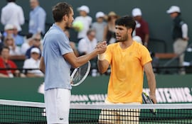 Carlos Alcaraz sufrió contra Daniil Medvedev, en las semifinales de Indian Wells, su primera derrota de la temporada.
