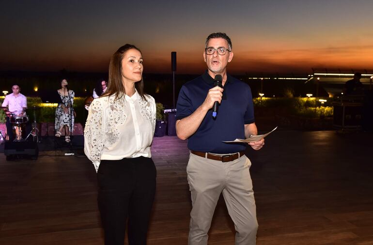 Ana Cafferata y Juan Sánchez, gerente general del Yacht & Golf Club Paraguayo, a Tribute Portfolio, resaltaron la confianza de los clientes como pilar fundamental del crecimiento del resort.