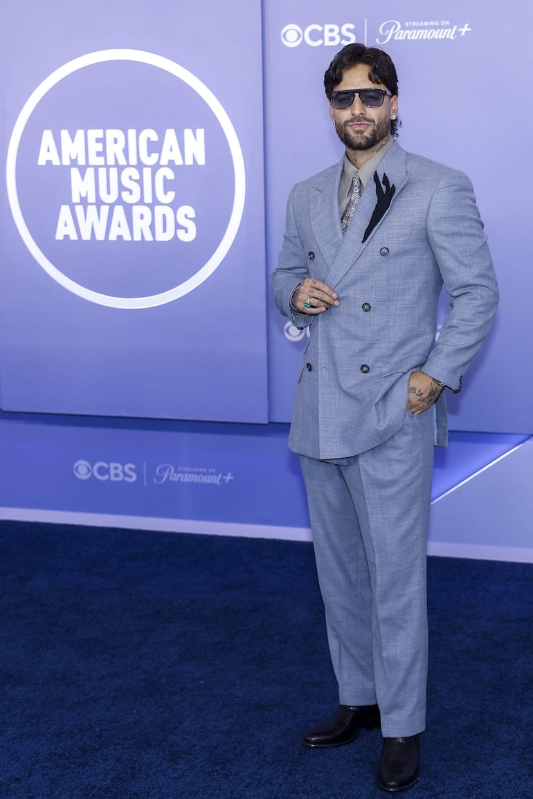 ¡Pura pinta! Maluma a su arribo a los American Music Awards 2026. (EFE/EPA/CHRIS TORRES)