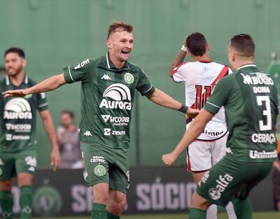 Walter Clar (i) marcó para Chapecoense, que confirmó el ascenso.