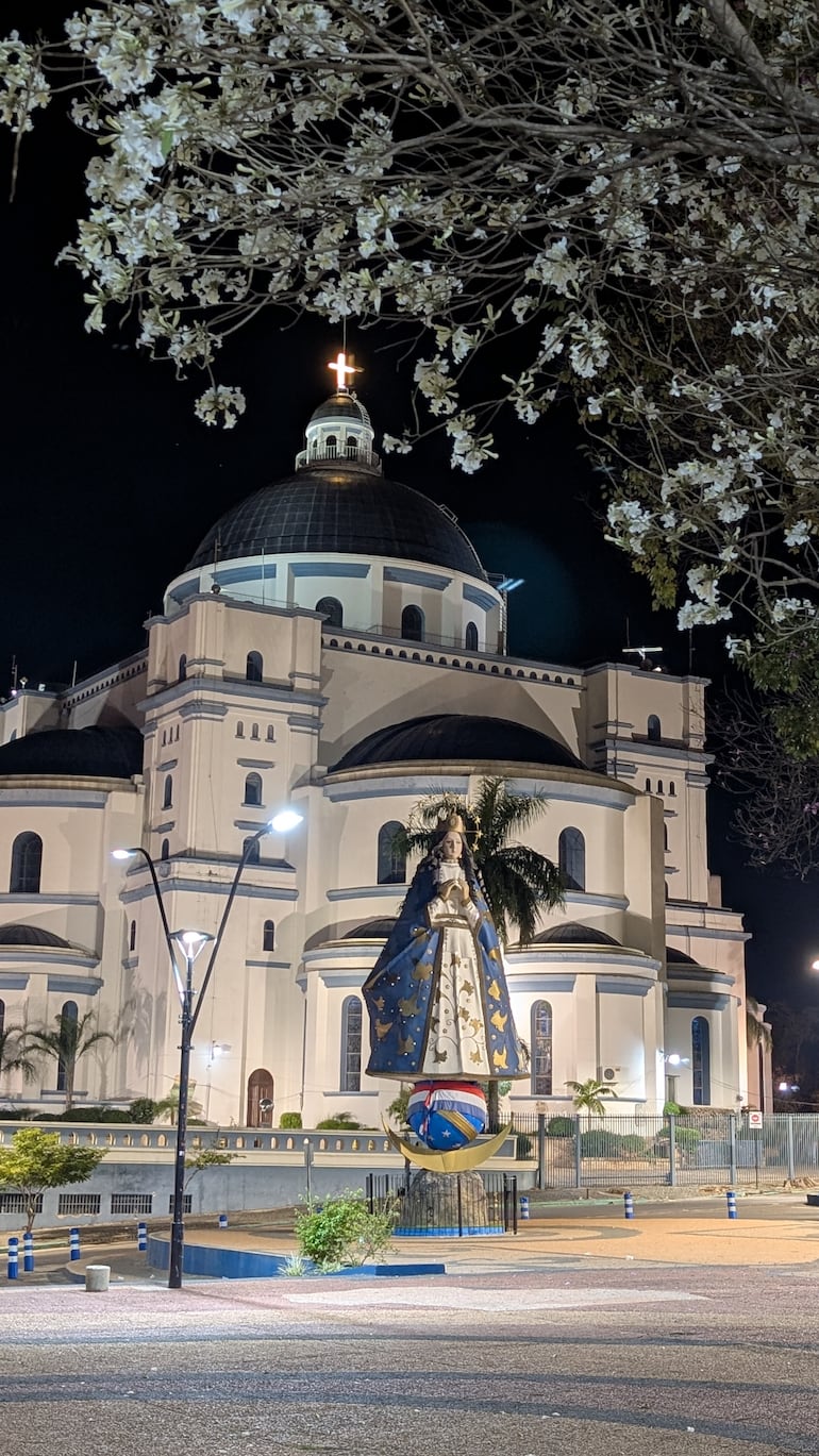 Vista nocturna de la imagen monumental.