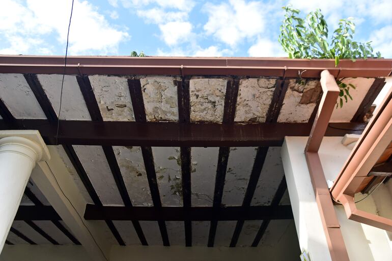 La escuela Juan Ramón Dahlquist del barrio Ricardo Brugada requiere la atención inmediata del techo de la institución. La directora de la institución manifestó que un aula está clausurada hace cinco años. 