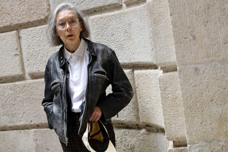 La canadiense Anne Carson ha ganado el Premio Nobel de Literatura 2026 "por su obra audaz e inventiva que ha creado nuevas formas para la literatura contemporánea", anunció este jueves la Academia Sueca.