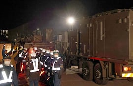 Vehículos que supuestamente llevan equipos relacionados a misiles de largo alcance entran a una base de las Fuerzas Terrestres de Autodefensa japonesas en la ciudad de Kumamoto, el pasado lunes.