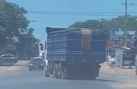 Un camión presuntamente con fallas mecánicas rozó al menos cinco vehículos en Lambaré, según denuncian.