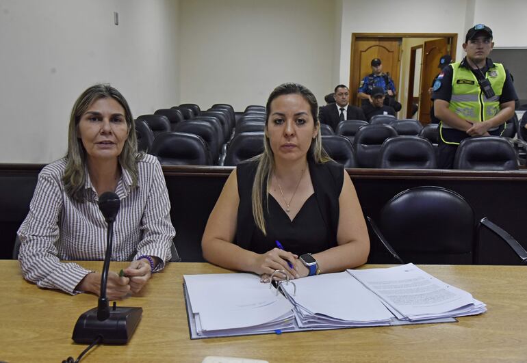 Fiscal Lorena Ledesma (izq.) y la asistente fiscal Katerin López.