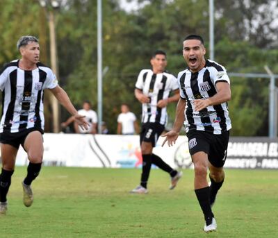 Sebastián da Silva y Brandon Barbas marcaron los goles de la victoria del Deportivo Santaní sobre Independiente de Campo Grande por 2-1, en el segundo departamento.