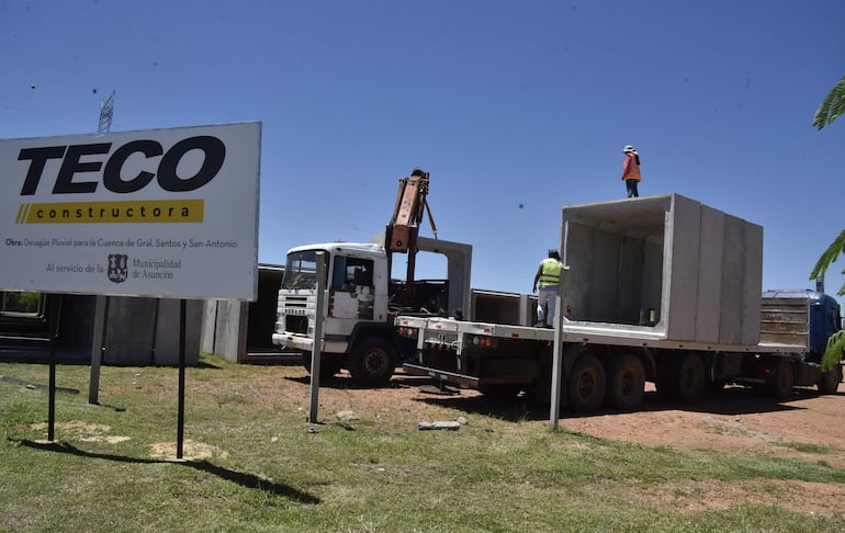 Tuberías celulares para la obra de desagüe pluvial de General Santos que la empresa Teco SRL acopia en la Costanera Norte.
