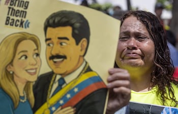 Una mujer participa en una manifestación este jueves, en Caracas (Venezuela). Simpatizantes del chavismo reaccionaron durante la segunda audiencia de Maduro y Flores desarrollada en Nueva York, pidiendo justicia y la liberación para la pareja.