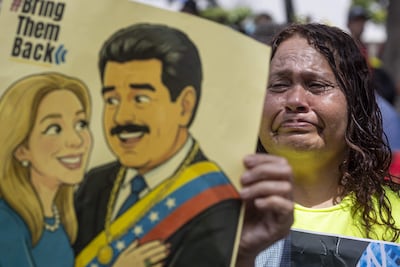 Una mujer participa en una manifestación este jueves, en Caracas (Venezuela). Simpatizantes del chavismo reaccionaron durante la segunda audiencia de Maduro y Flores desarrollada en Nueva York, pidiendo justicia y la liberación para la pareja.