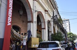 Fachada del edificio de La Recova, ubicado sobre la calle Colón, que será restaurada en el marco del programa Tekorenda.