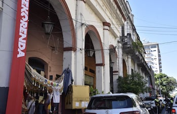 Fachada del edificio de La Recova, ubicado sobre la calle Colón, que será restaurada en el marco del programa Tekorenda.