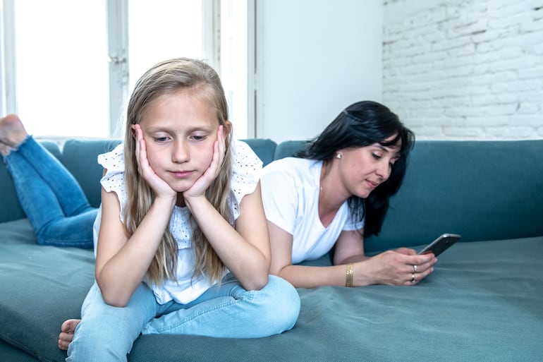 El abuso del celular por parte de los padres afecta la salud emocional de los niños.
