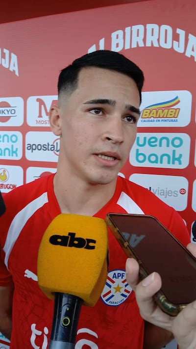 El lateral izquierdo de la selección paraguaya de fútbol, Alexandro Maidana habla en zona mixta previo a cumplir con el quinto día de preparación de cara a la Copa del Mundo 2026.