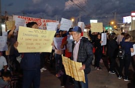 Ciudadanos de Limpio protestan frente a Registros Públicos, sobre Eusebio Ayala, en la mañana de este martes.