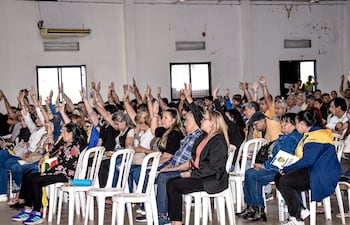 Los asociados del Sportivo Luqueño levanta su brazo en señal de aprobación del balance 2025 presentado por el Comité Ejecutivo presidido por Hugo Daniel Rodríguez.