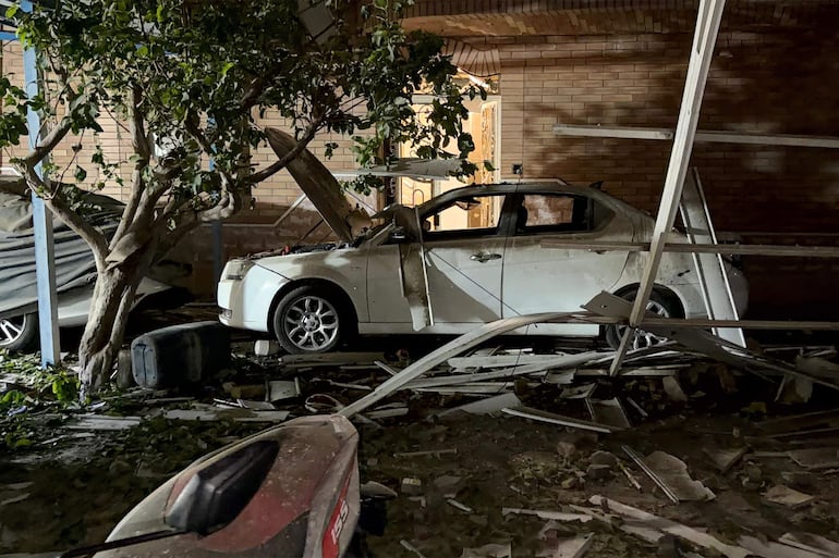 Vehículo destruido en el lugar de un ataque nocturno en Kuhestak, condado de Sirik. Las fuerzas iraníes anunciaron el 2 de septiembre que habían lanzado ataques contra objetivos militares estadounidenses en los Emiratos Árabes Unidos, Kuwait, Baréin y otros países de la región, advirtiendo de consecuencias "severas" ante nuevos ataques estadounidenses contra la República Islámica.