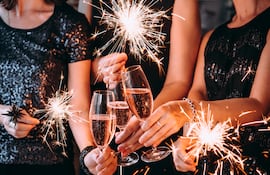 Tres mujeres brindan con copas de champan