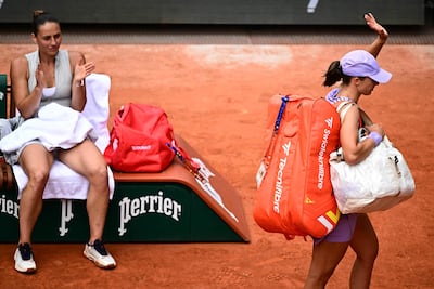 Marta Kostyuk aplaude a Iga Swiatek tras vencerla en dos sets, brindando la gran sorpresa dominical en París.