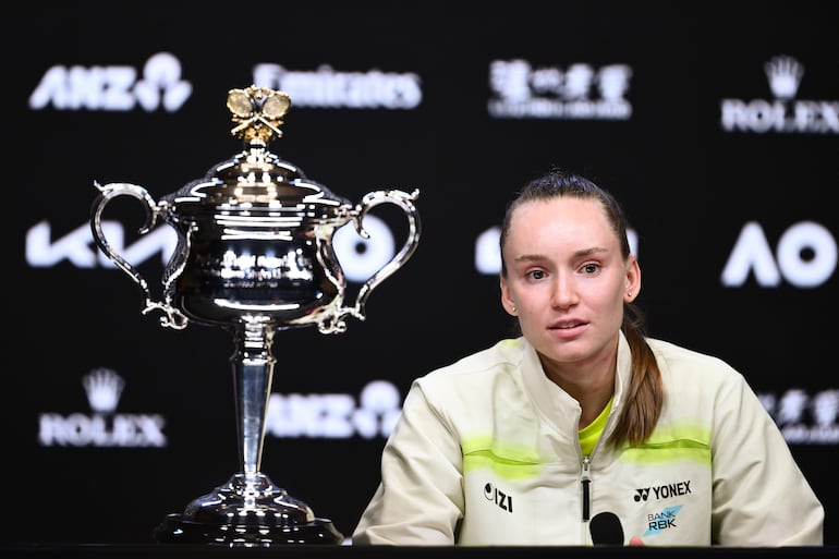 Elena Rybakina en conferencia de prensa pos-partido, con el trofeo a su lado.
