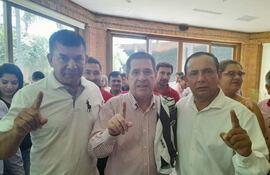 A la izquierda, Miguel Ángel Gray Rivarola, intendente de San José del Rosario junto al presidente de la ANR, Horacio Cartes (centro).