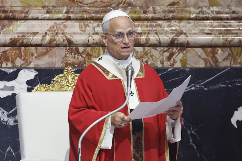 El León XIV durante una celebración religiosa en  el Vaticano.