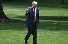 El presidente de Estados Unidos, Donald Trump, hace un gesto tras descender del Marine One en el Jardín Sur de la Casa Blanca en Washington, D.C., el 9 de junio de 2025, a su regreso de Camp David, Maryland. El lunes, el presidente estadounidense, Donald Trump, se felicitó en redes sociales por la "gran decisión" de desplegar tropas de la Guardia Nacional para sofocar las protestas en Los Ángeles.