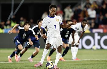 De penal, Lucas Michel anotó el gol del triunfo de Francia sobre Japón, para avanzar a cuartos.