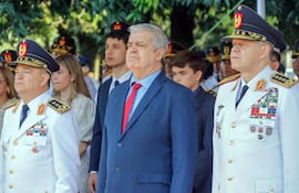 El ministro del Interior, Enrique Riera Escudero, en medio del que ahora será el comandante de la Policía, César Silguero (a su derecha), y del que ahora será el viceministro de Seguridad Interna, Carlos Benítez (a su izquierda).