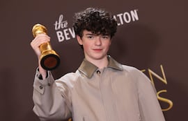 Owen Cooper con la estatuilla que ganó por su actuación en la serie británica "Adolescencia".