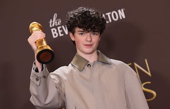 Owen Cooper con la estatuilla que ganó por su actuación en la serie británica "Adolescencia".