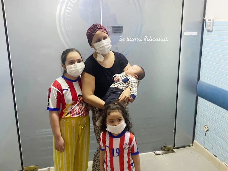 Katherine junto con sus hijos. 