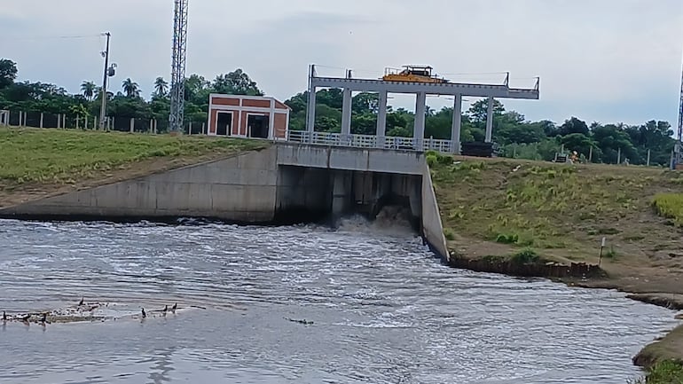 La estación de bombeo de construido en la compañía Yataity sobre el arroyo Ñeembucú, seria el principal causante de la inundación en Valle Apu'a,según denuncian los pobladores.