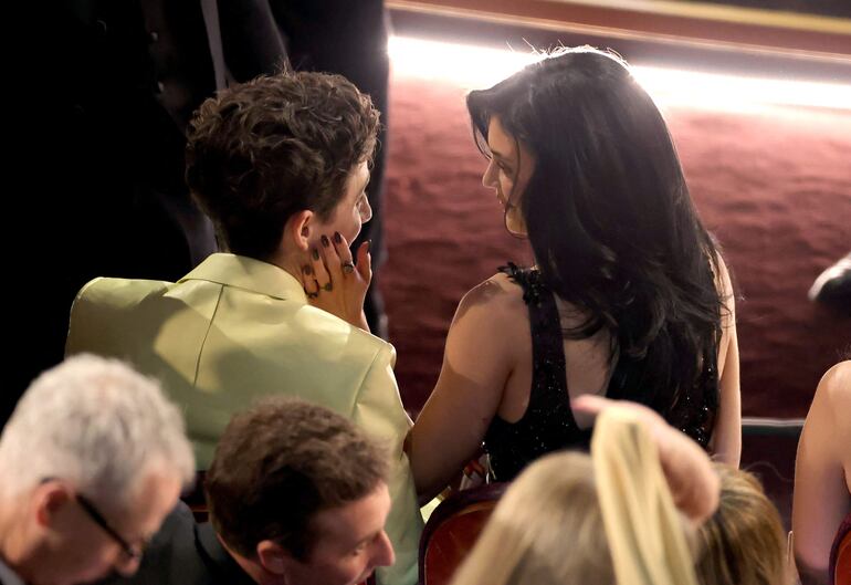 Así de enamorados vimos a Timothée Chalamet y Kylie Jenner durante la gala de entrega de los Óscar 2025 en el Dolby Theatre. (Kevin Winter/Getty Images/AFP)

