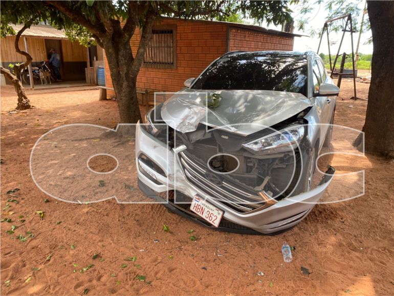 Un vehículo que habría trasladado a los campesinos quedó destrozado.