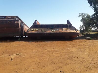 La punta de la parte delantera de una barcaza se desprendió repentinamente y cayó sobre un obrero en el barrio Remanso, de Mariano Roque Alonso.