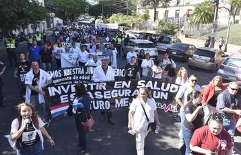 Manifestación de médicos frente al ministerio de Salud.