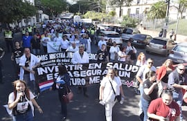 Manifestación de médicos frente al ministerio de Salud.