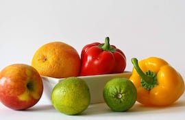Consumir a diario frutas y verduras aporta fibra, antioxidantes, agua, vitaminas y minerales que el organismo necesita.