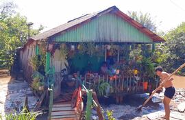 Una de las viviendas practicamente asentada en el agua tras el desborde del río Tebicuarymí en Coronel Martínez.