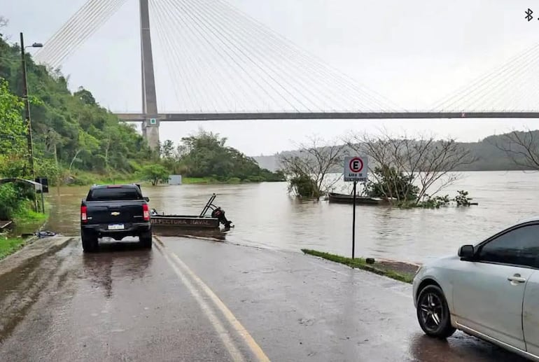 En la zona del Puente de la Integración se observa el elevado nivel del río Paraná, que dificulta el acceso a la balsa.