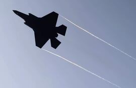 Un avión de combate israelí F35 despega desde un lugar no revelado en el centro de Israel.