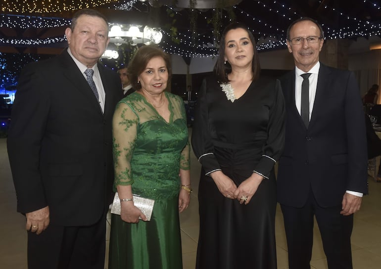 Martín Cáceres, Lourdes de Cáceres, Nora de González y Oscar González.