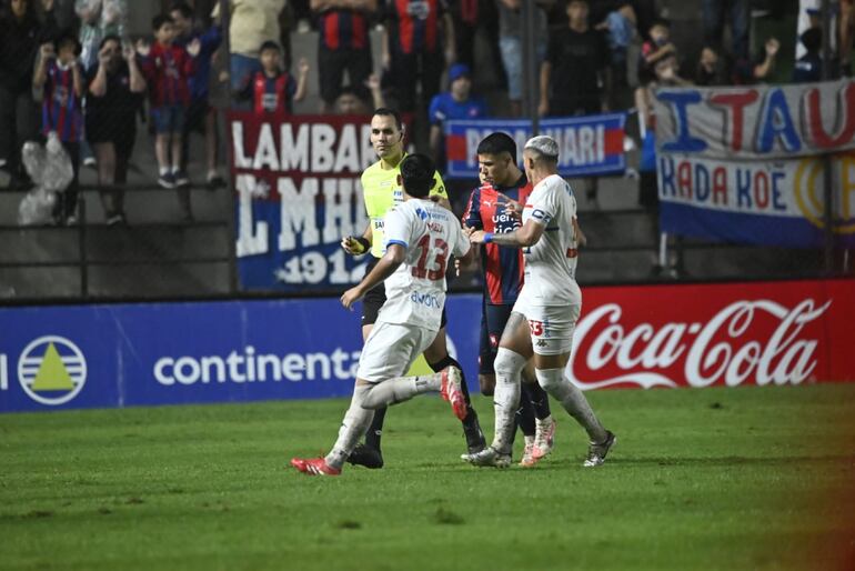 El árbitro David Ojeda es llamado al VAR para revisar el penal que sancionó por mano de Gastón Giménez, jugador de Cerro Porteño, en el partido frente a Nacional por la fecha 18 del torneo Clausura 2025 de la Primera División de Paraguay en el estadio Arsenio Erico, en Asunción, Paraguay.