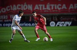 El extremo Santiago Montiel intenta burlar la marca del lateral tricolor Juan Luis Alfaro. (Foto: Nacional)