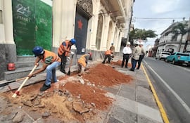 Con las primeras paladas, arrancaron las obras de cableado subterráneo en la calle Palma de Asunción.