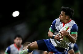 El yacaré Juan González se eleva para atrapar la ovalada ante Pampas.