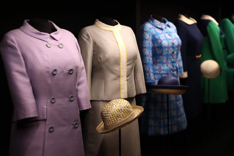 Los atuendos usados ​​por la reina Isabel II de Gran Bretaña se exhiben en la exposición Reina Isabel II: Su vida con estilo en la King's Gallery, Palacio de Buckingham en Londres. (EFE/EPA/NEIL HALL)
