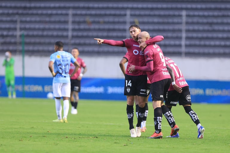 El delantero paraguayo, Carlos "Cocoliso" González celebra con el argentino Mateo Carabajal, autor del segundo tanto de Independiente del Valle.